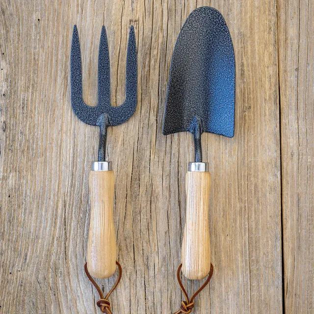 Sarah Raven Carbon Steel Gartenwerkzeug Set Schaufel Gabel Holz