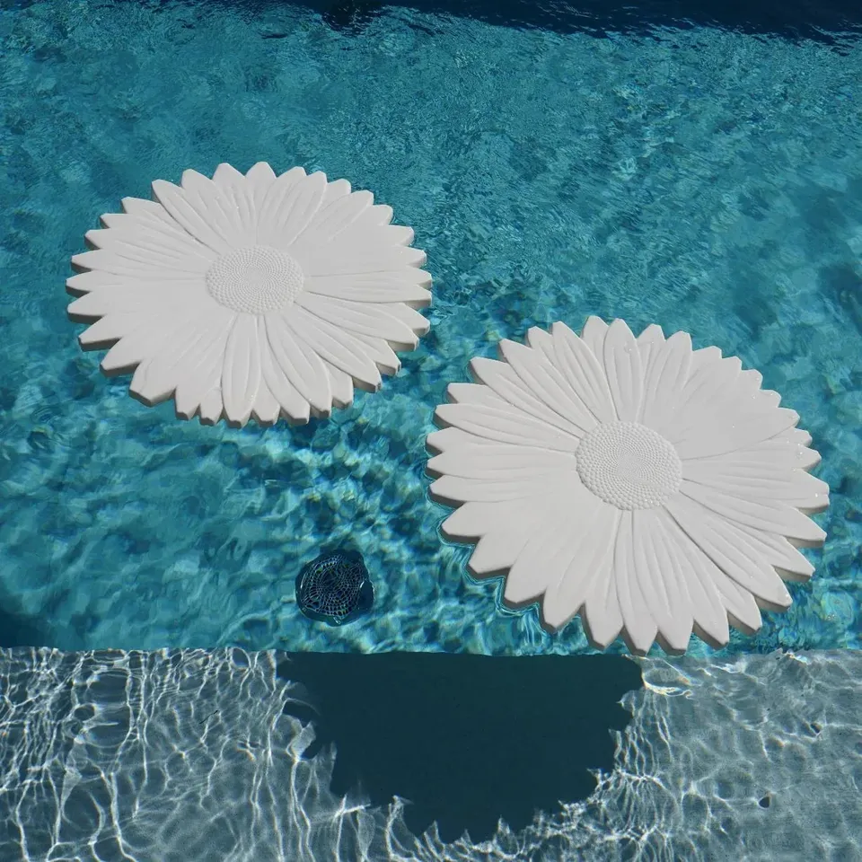 Serralunga Margarita Pooldeko weiß Blume schwimmend