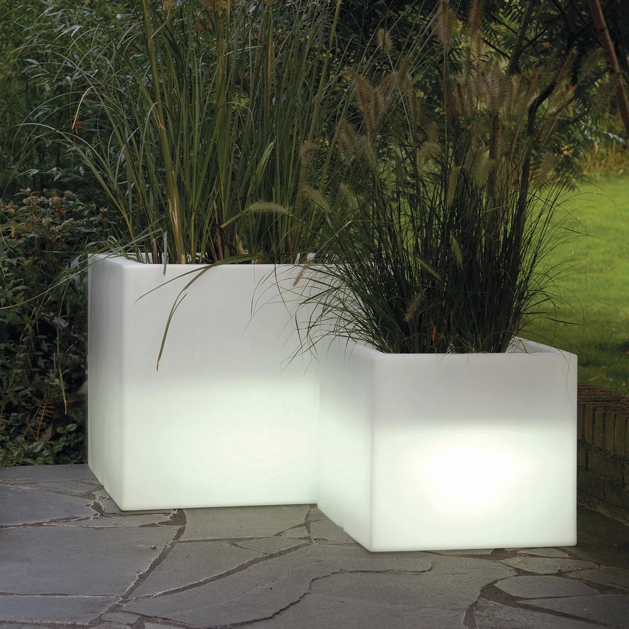 Serralunga Lighting Cubotti Pflanztopf Weißlicht 37 cm