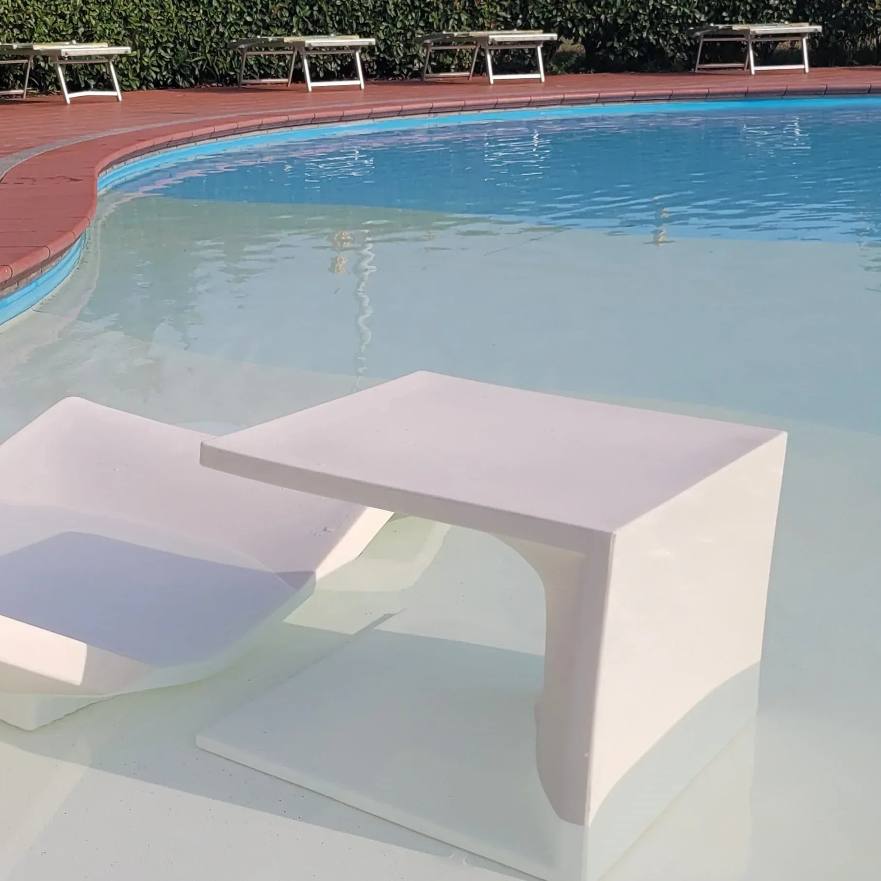 Serralunga Aquaplano Tisch Weiß Beistelltisch für Pool