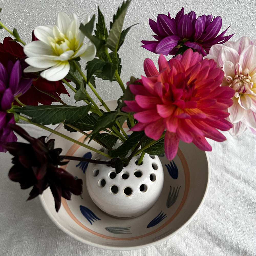 Sarah Raven Ceramic Flower Frog Blumenfrosch weiß 10cm handgemacht