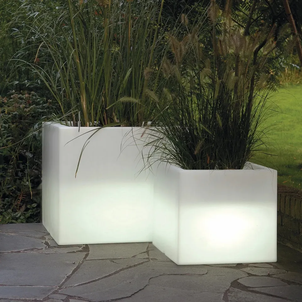 Serralunga Lighting Cubotti Pflanztopf Weißlicht 37 cm