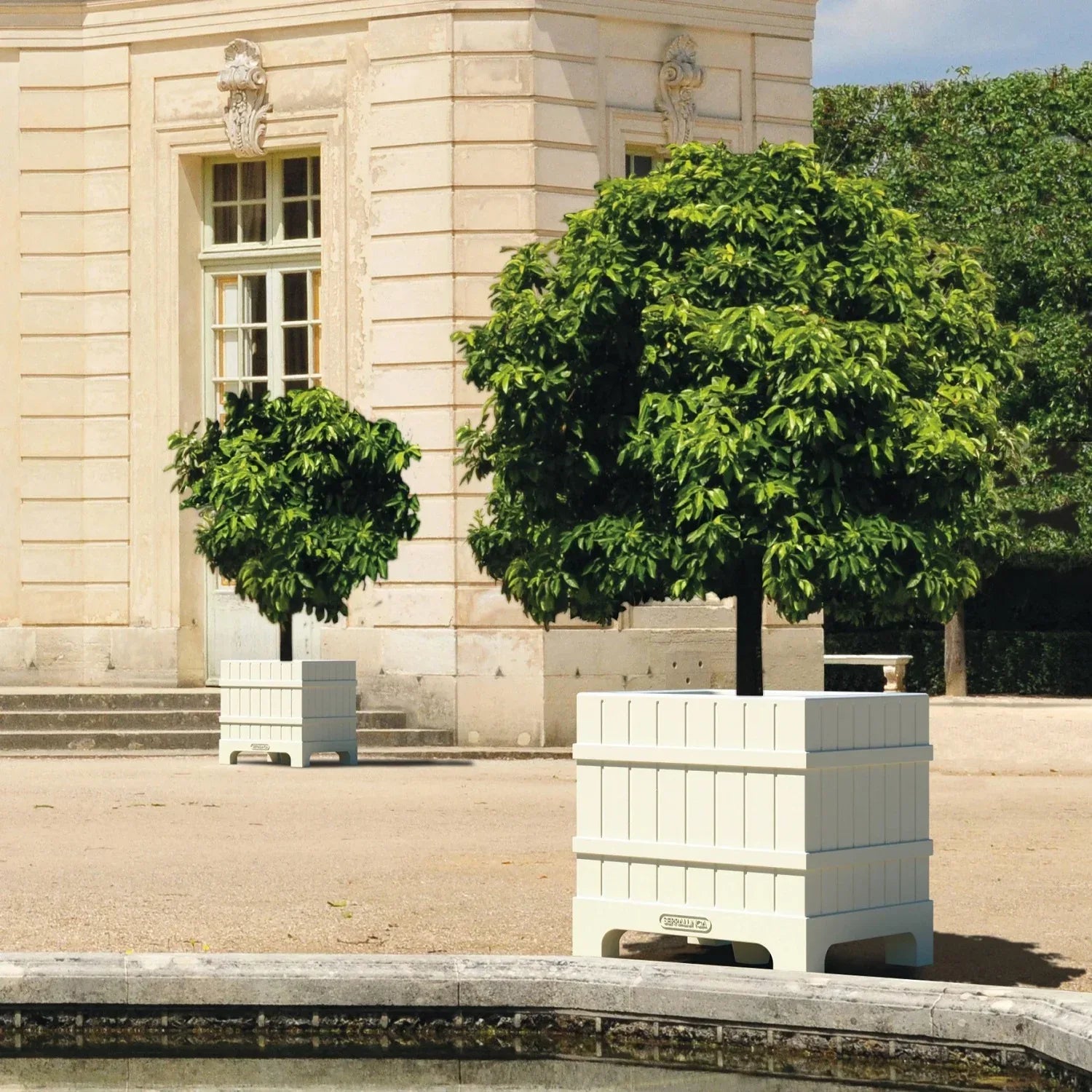 Serralunga Versailles Pflanztopf Weiß eckig mit Füßen